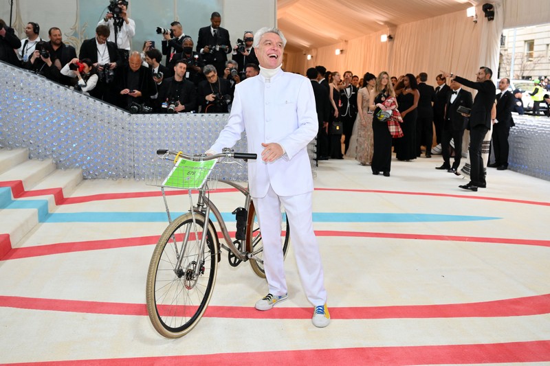 Wes Gordon dan Adut Akech berpose di Met Gala, gala penggalangan dana tahunan yang diadakan untuk kepentingan Metropolitan Museum of Art's Costume Institute dengan tema tahun ini 
