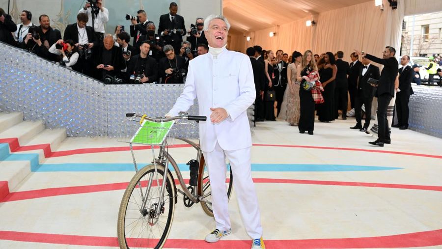 Wes Gordon dan Adut Akech berpose di Met Gala, gala penggalangan dana tahunan yang diadakan untuk kepentingan Metropolitan Museum of Art's Costume Institute dengan tema tahun ini 