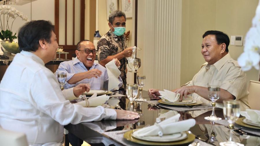 Pertemuan Ketua Umum Partai Gerakan Indonesia Raya Prabowo Subianto, Ketua Umum Partai Golongan Karya Airlangga Hartarto, dan Ketua Dewan Pembina Partai Golkar Aburizal Bakrie. (Dok: Dokumentasi Tim Media Prabowo Subianto)