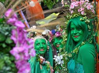 Detik-detik Warga Inggris Ikuti Parade Jack In The Green