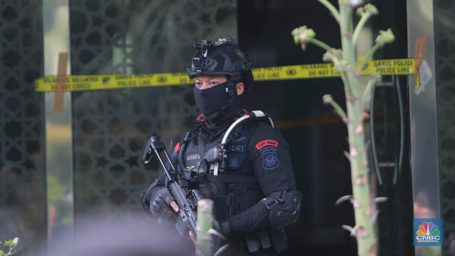 Petugas Brimom berjaga usai Penembakan  di kantor MUI Pusat, Selasa (2/5).  (վ/Muhammad Sabki)