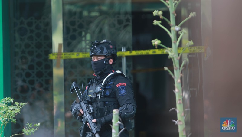 Petugas Brimom berjaga usai Penembakan di kantor MUI Pusat, Selasa (2/5). Petugas Brimom berjaga usai Penembakan di kantor MUI Pusat, Selasa (2/5). (CNBC Indonesia/Muhammad Sabki)