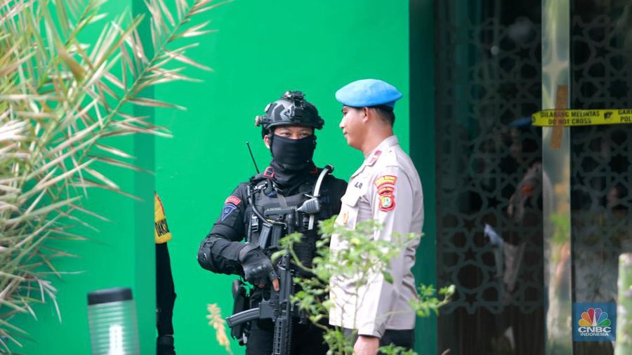 Petugas Brimom berjaga usai Penembakan  di kantor MUI Pusat, Selasa (2/5).  (վ/Muhammad Sabki)