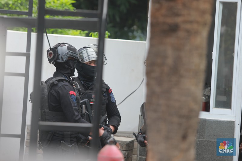 Petugas Brimom berjaga usai Penembakan di kantor MUI Pusat, Selasa (2/5). Petugas Brimom berjaga usai Penembakan di kantor MUI Pusat, Selasa (2/5). (²©²ÊÍøÕ¾/Muhammad Sabki)