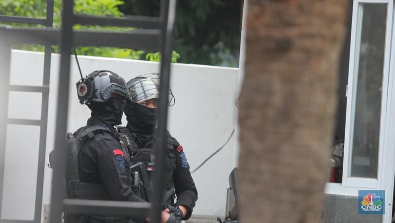 Petugas Brimom berjaga usai Penembakan  di kantor MUI Pusat, Selasa (2/5).  (վ/Muhammad Sabki)