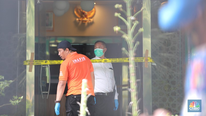 Petugas Brimom berjaga usai Penembakan di kantor MUI Pusat, Selasa (2/5). Petugas Brimom berjaga usai Penembakan di kantor MUI Pusat, Selasa (2/5). (²©²ÊÍøÕ¾/Muhammad Sabki)