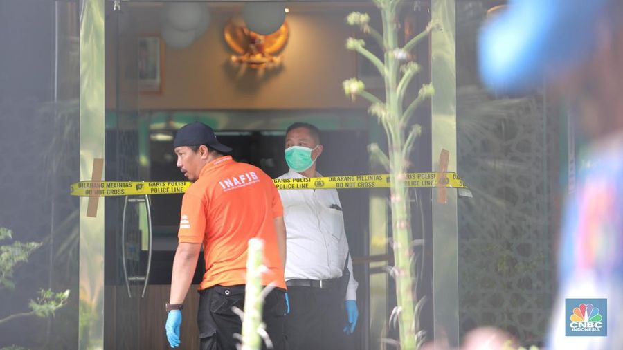 Petugas Brimom berjaga usai Penembakan  di kantor MUI Pusat, Selasa (2/5).  (վ/Muhammad Sabki)