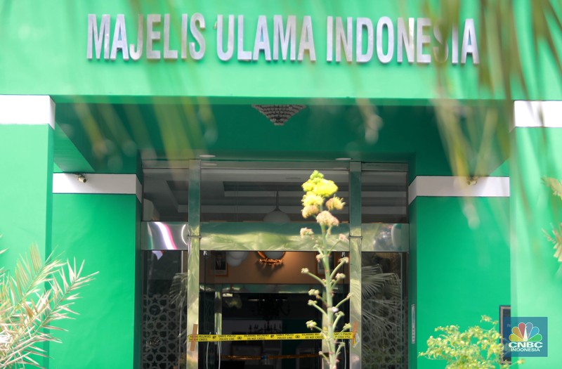 Petugas Brimom berjaga usai Penembakan di kantor MUI Pusat, Selasa (2/5). Petugas Brimom berjaga usai Penembakan di kantor MUI Pusat, Selasa (2/5). (²©²ÊÍøÕ¾/Muhammad Sabki)