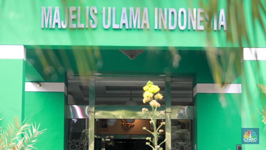 Petugas Brimom berjaga usai Penembakan  di kantor MUI Pusat, Selasa (2/5).  (վ/Muhammad Sabki)