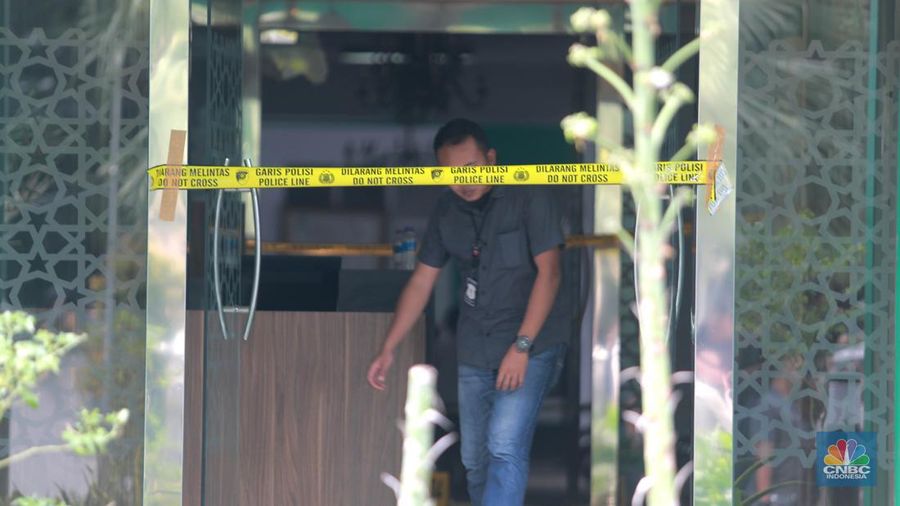 Petugas Brimom berjaga usai Penembakan  di kantor MUI Pusat, Selasa (2/5).  (վ/Muhammad Sabki)
