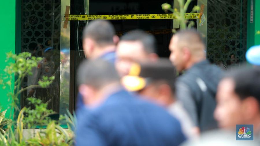 Petugas Brimom berjaga usai Penembakan  di kantor MUI Pusat, Selasa (2/5).  (վ/Muhammad Sabki)