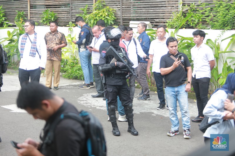 Petugas Brimom berjaga usai Penembakan di kantor MUI Pusat, Selasa (2/5). Petugas Brimom berjaga usai Penembakan di kantor MUI Pusat, Selasa (2/5). (²©²ÊÍøÕ¾/Muhammad Sabki)