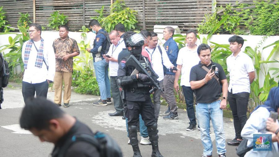 Petugas Brimom berjaga usai Penembakan  di kantor MUI Pusat, Selasa (2/5).  (վ/Muhammad Sabki)