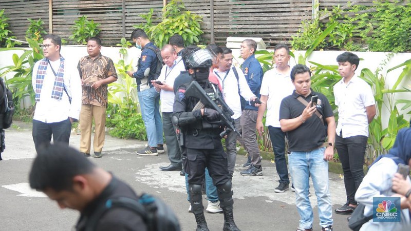 Petugas Brimom berjaga usai Penembakan  di kantor MUI Pusat, Selasa (2/5).  (վ/Muhammad Sabki)