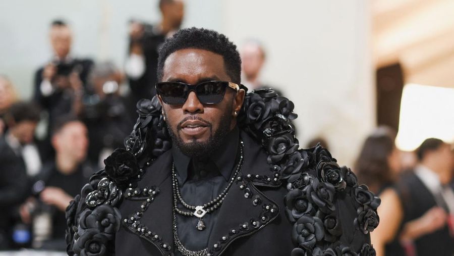 Wes Gordon dan Adut Akech berpose di Met Gala, gala penggalangan dana tahunan yang diadakan untuk kepentingan Metropolitan Museum of Art's Costume Institute dengan tema tahun ini 