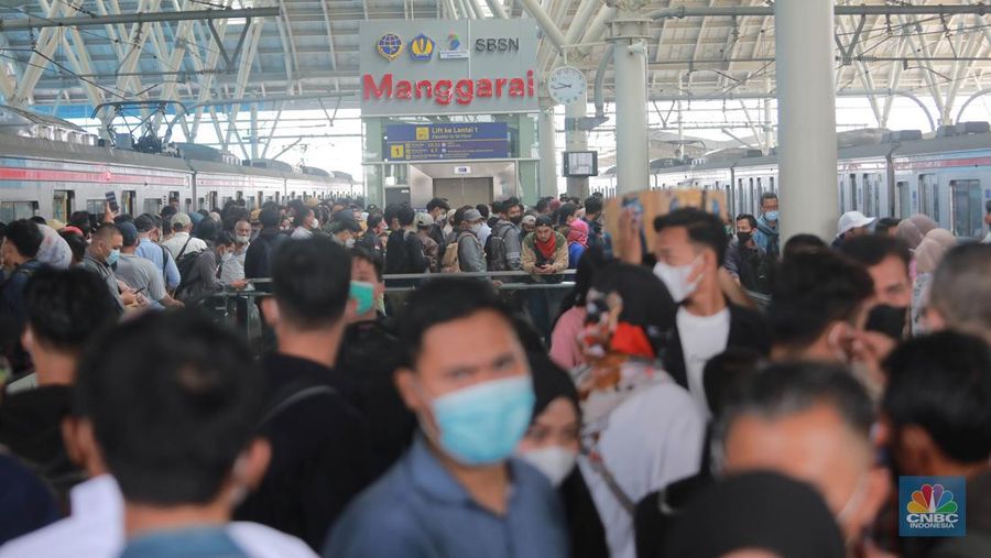 Sejumlah calon penumpang di Stasiun Manggarai, Jakarta, Selasa (2/5). (CNBC Indonesia/Muhammad Sabki)