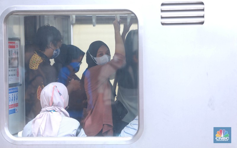 Sejumlah calon penumpang di Stasiun Manggarai, Jakarta, Selasa (2/5). (CNBC Indonesia/Muhammad Sabki)