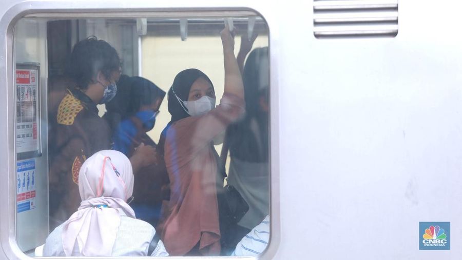 Sejumlah calon penumpang di Stasiun Manggarai, Jakarta, Selasa (2/5). (CNBC Indonesia/Muhammad Sabki)