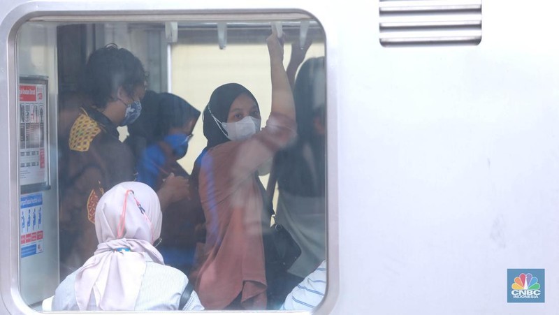 Sejumlah calon penumpang di Stasiun Manggarai, Jakarta, Selasa (2/5). (CNBC Indonesia/Muhammad Sabki)