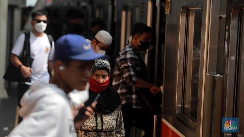 Sejumlah calon penumpang di Stasiun Manggarai, Jakarta, Selasa (2/5). (CNBC Indonesia/Muhammad Sabki)