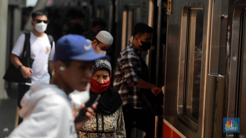 Sejumlah calon penumpang di Stasiun Manggarai, Jakarta, Selasa (2/5). (CNBC Indonesia/Muhammad Sabki)