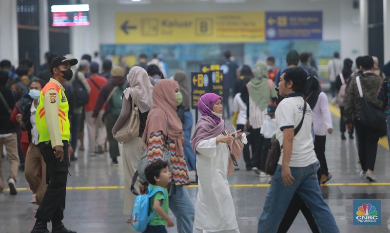 Sejumlah calon penumpang di Stasiun Manggarai, Jakarta, Selasa (2/5). (CNBC Indonesia/Muhammad Sabki)