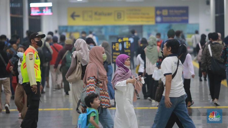 Sejumlah calon penumpang di Stasiun Manggarai, Jakarta, Selasa (2/5). (CNBC Indonesia/Muhammad Sabki)