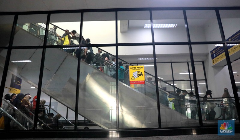 Sejumlah calon penumpang di Stasiun Manggarai, Jakarta, Selasa (2/5). (CNBC Indonesia/Muhammad Sabki)