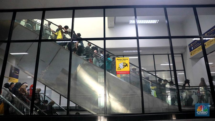 Sejumlah calon penumpang di Stasiun Manggarai, Jakarta, Selasa (2/5). (CNBC Indonesia/Muhammad Sabki)
