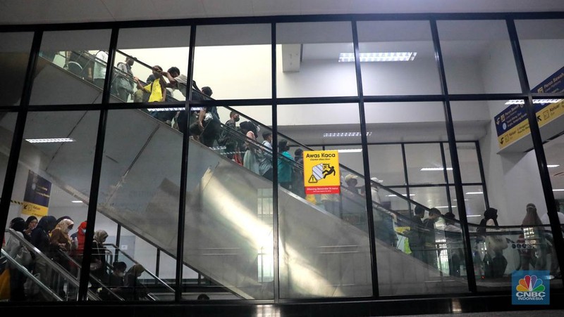 Sejumlah calon penumpang di Stasiun Manggarai, Jakarta, Selasa (2/5). (CNBC Indonesia/Muhammad Sabki)