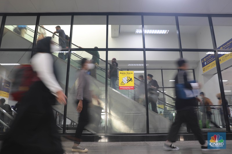 Sejumlah calon penumpang di Stasiun Manggarai, Jakarta, Selasa (2/5). (CNBC Indonesia/Muhammad Sabki)