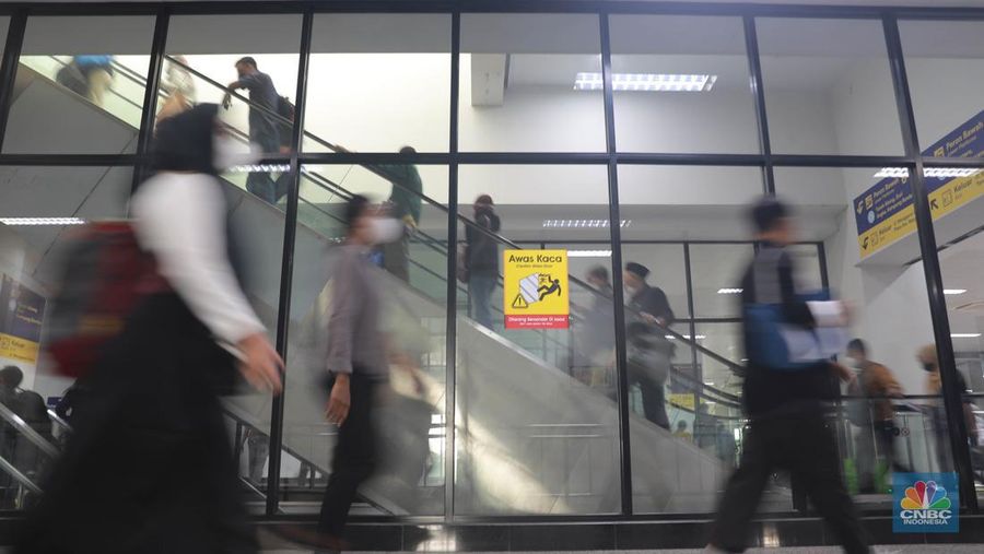 Sejumlah calon penumpang di Stasiun Manggarai, Jakarta, Selasa (2/5). (CNBC Indonesia/Muhammad Sabki)