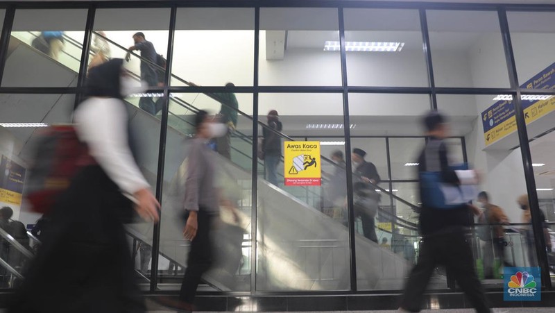 Sejumlah calon penumpang di Stasiun Manggarai, Jakarta, Selasa (2/5). (CNBC Indonesia/Muhammad Sabki)
