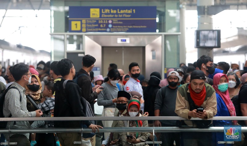 Sejumlah calon penumpang di Stasiun Manggarai, Jakarta, Selasa (2/5). (CNBC Indonesia/Muhammad Sabki)