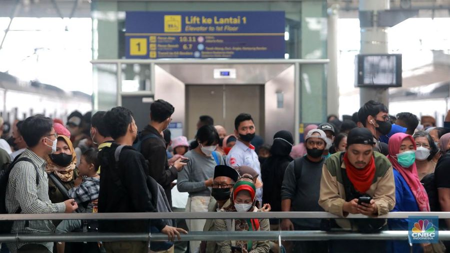Sejumlah calon penumpang di Stasiun Manggarai, Jakarta, Selasa (2/5). (CNBC Indonesia/Muhammad Sabki)