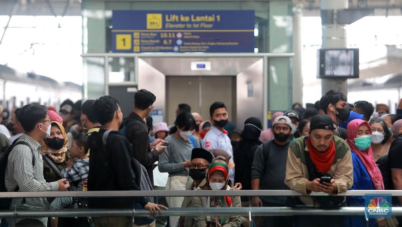 Sejumlah calon penumpang di Stasiun Manggarai, Jakarta, Selasa (2/5). (CNBC Indonesia/Muhammad Sabki)