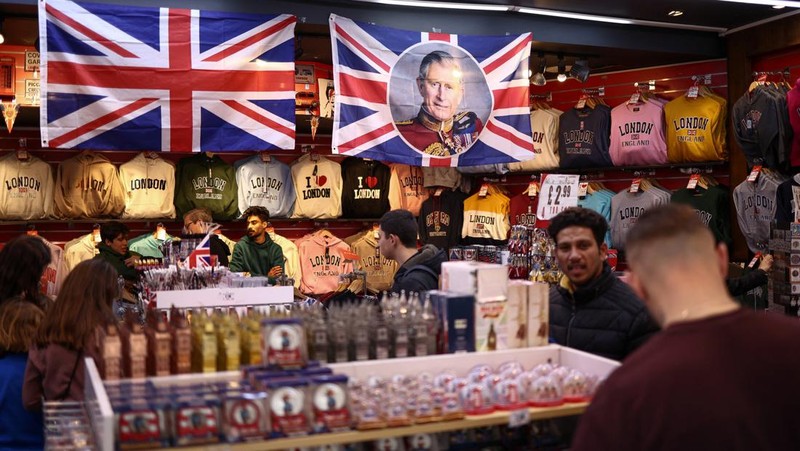 Bendera Union Jack digantung di sepanjang Regent Street, menjelang Penobatan Raja Charles dan Camilla, Permaisuri di London, Inggris, 30 April 2023. (REUTERS/Henry Nicholls)