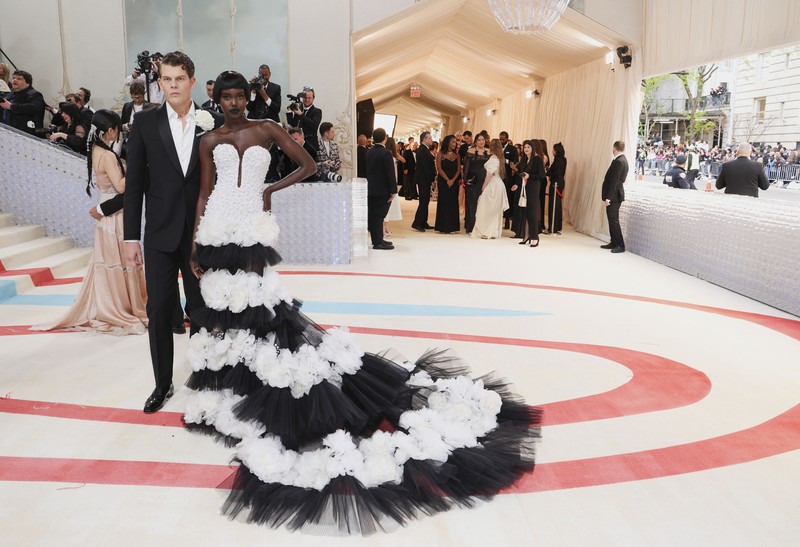 Wes Gordon dan Adut Akech berpose di Met Gala, gala penggalangan dana tahunan yang diadakan untuk kepentingan Metropolitan Museum of Art's Costume Institute dengan tema tahun ini Wes Gordon dan Adut Akech berpose di Met Gala, gala penggalangan dana tahunan yang diadakan untuk kepentingan Metropolitan Museum of Art's Costume Institute dengan tema tahun ini