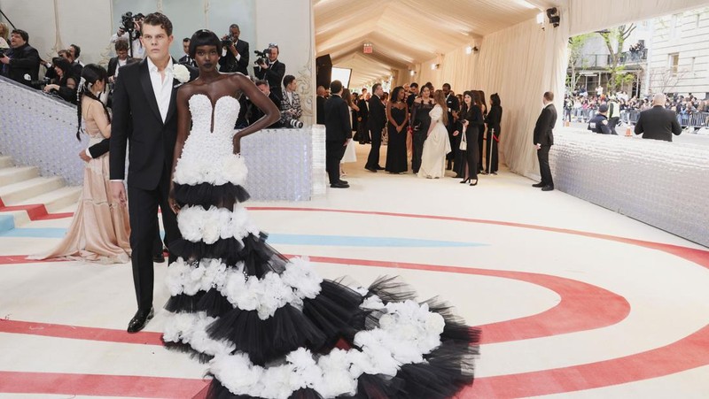 Wes Gordon dan Adut Akech berpose di Met Gala, gala penggalangan dana tahunan yang diadakan untuk kepentingan Metropolitan Museum of Art's Costume Institute dengan tema tahun ini 