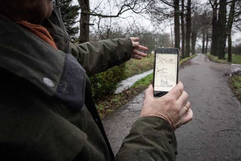 Pekerja melakukan penggalian menggunakan alat berat pada lokasi penemuan harta rampasan Nazi yang terkubur di Desa Ommeren, Belanda, Senin (1/5/2023). AP Photo/Aleksandar Furtula