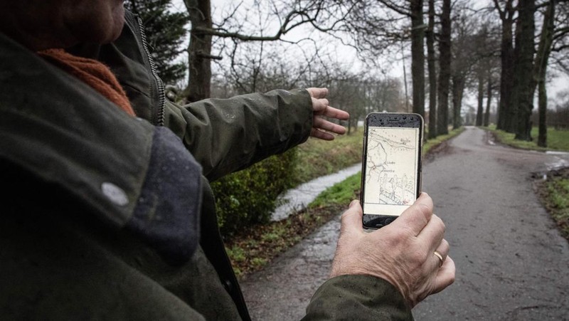 Pekerja melakukan penggalian menggunakan alat berat pada lokasi penemuan harta rampasan Nazi yang terkubur di Desa Ommeren, Belanda, Senin (1/5/2023). AP Photo/Aleksandar Furtula