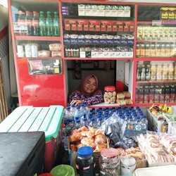 Wanita di Makassar Ini Sekolahkan 12 Anak Berkat Holding UMi