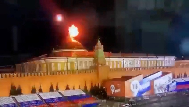 Kediaman Presiden Rusia Vladimir Putin diserang drone. Ini terjadi di Kremlin malam hari antara Selasa dan Rabu (3/5/2023) waktu setempat. (Tangkapan Layar Video Reuters/OSTOROZHNO NOVOSTI)