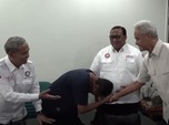 Bos Buruh Cium Tangan Ganjar, Anies dan Prabowo Baper?
