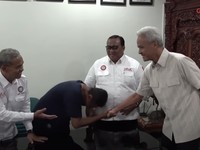 Ternyata Buruh Tak Cuma Cium Tangan Ganjar, Prabowo Juga