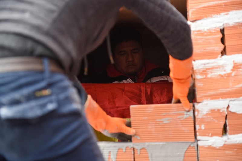 Guru Wilfredo Callahuanca menyegel dirinya di balik tembok untuk melakukan mogok makan untuk memprotes kurikulum baru yang ditetapkan oleh Kementerian Pendidikan Bolivia, di La Paz, Bolivia 1 Mei 2023. (REUTERS/Claudia Morales)