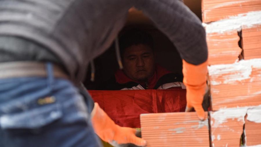 Guru Wilfredo Callahuanca menyegel dirinya di balik tembok untuk melakukan mogok makan untuk memprotes kurikulum baru yang ditetapkan oleh Kementerian Pendidikan Bolivia, di La Paz, Bolivia 1 Mei 2023. (REUTERS/Claudia Morales)