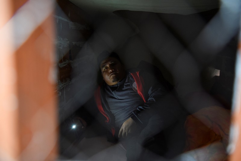 Guru Wilfredo Callahuanca menyegel dirinya di balik tembok untuk melakukan mogok makan untuk memprotes kurikulum baru yang ditetapkan oleh Kementerian Pendidikan Bolivia, di La Paz, Bolivia 1 Mei 2023. (REUTERS/Claudia Morales)