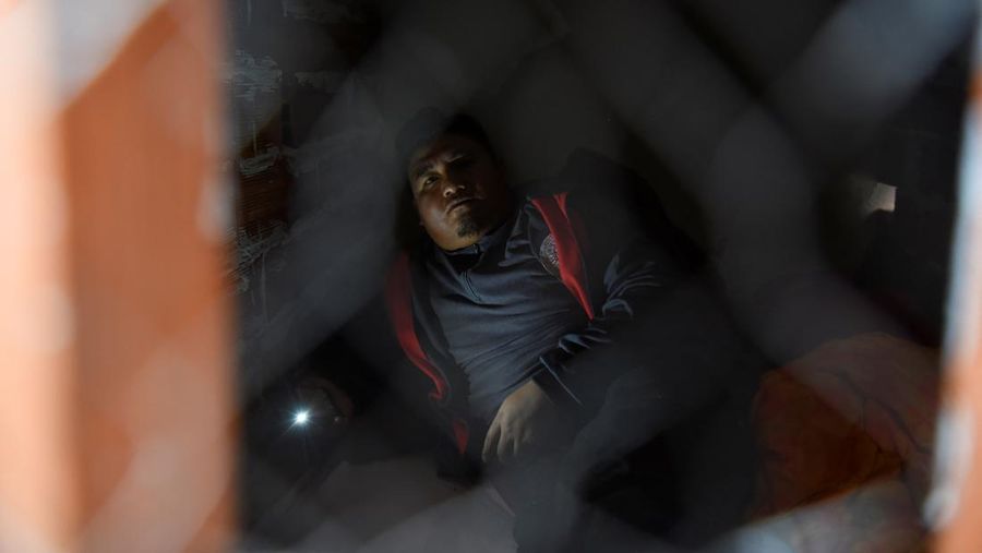 Guru Wilfredo Callahuanca menyegel dirinya di balik tembok untuk melakukan mogok makan untuk memprotes kurikulum baru yang ditetapkan oleh Kementerian Pendidikan Bolivia, di La Paz, Bolivia 1 Mei 2023. (REUTERS/Claudia Morales)