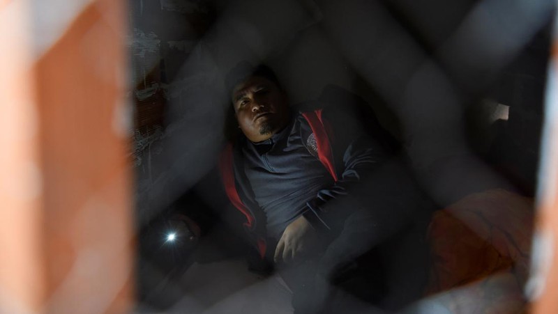 Guru Wilfredo Callahuanca menyegel dirinya di balik tembok untuk melakukan mogok makan untuk memprotes kurikulum baru yang ditetapkan oleh Kementerian Pendidikan Bolivia, di La Paz, Bolivia 1 Mei 2023. (REUTERS/Claudia Morales)
